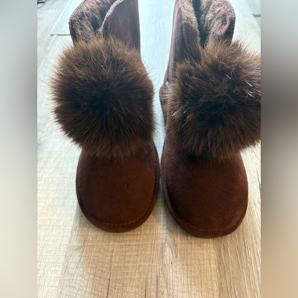 NWOT BearPaw Brown Suede Ankle Booties with Fur Pom Pom 10